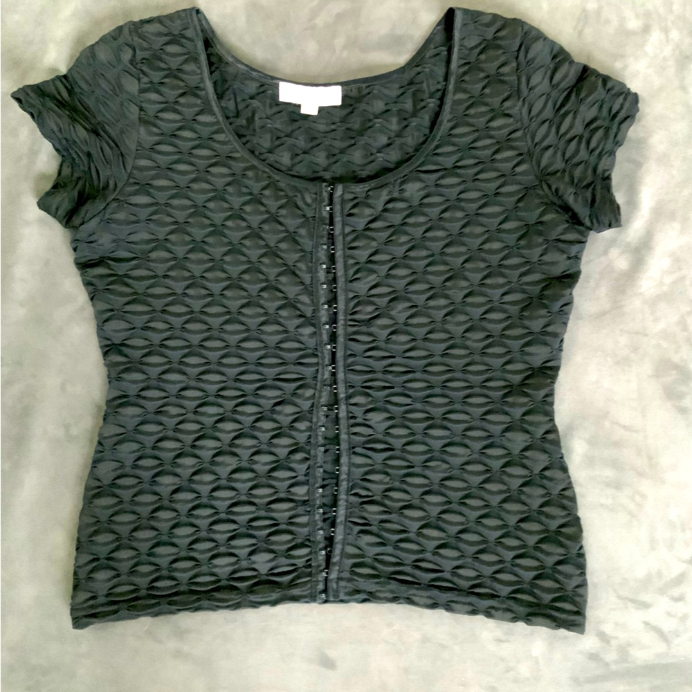White/Black hook up sexy black short sleeve blouse. L